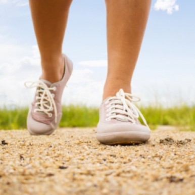 Mersul pe jos previne boala varicoasa cronica.