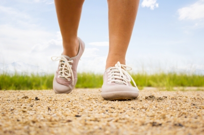 Mersul pe jos previne boala varicoasa cronica.