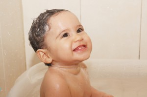 copil in baie ingrijirea bebelusului