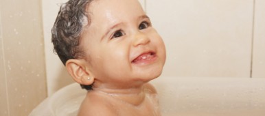 ingrijirea bebelusului copil in baie